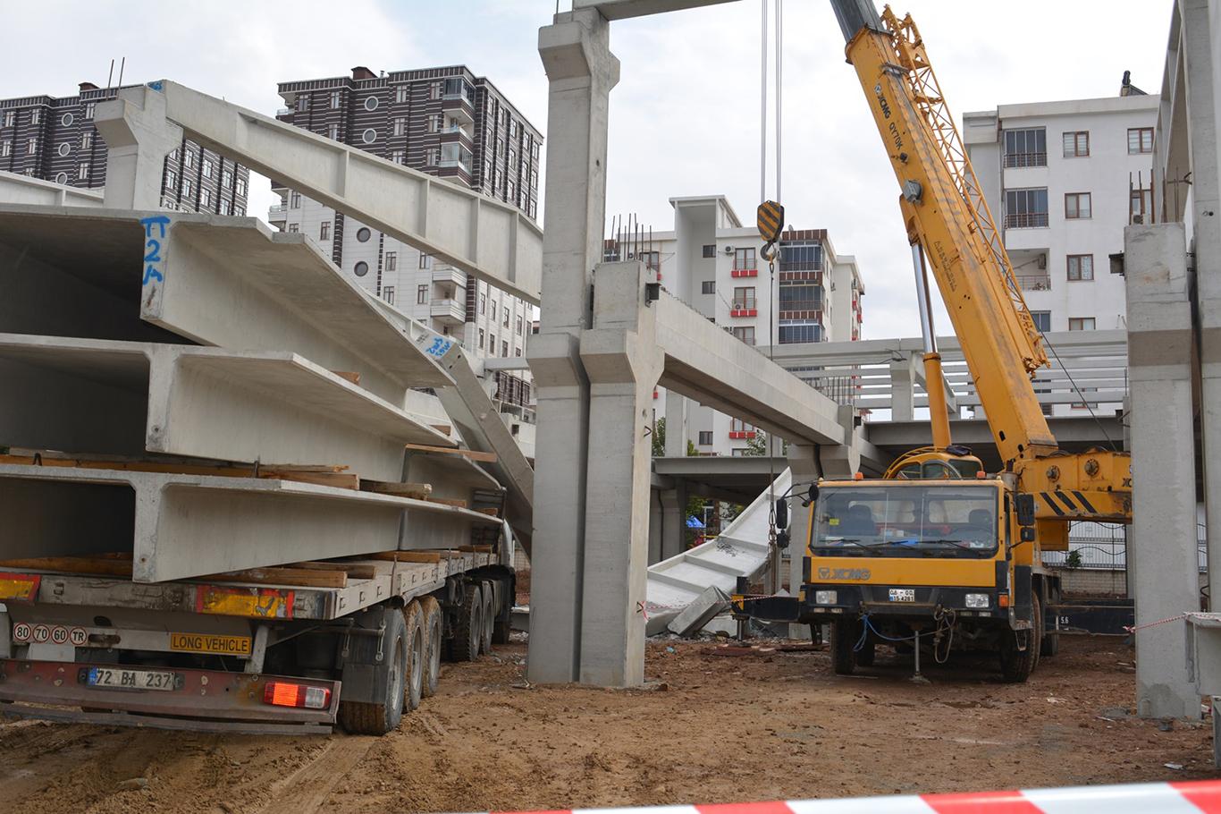İnşaatta beton bloklar düştü: 2 yaralı İnşaatta beton bloklar düştü: 2 yaralı